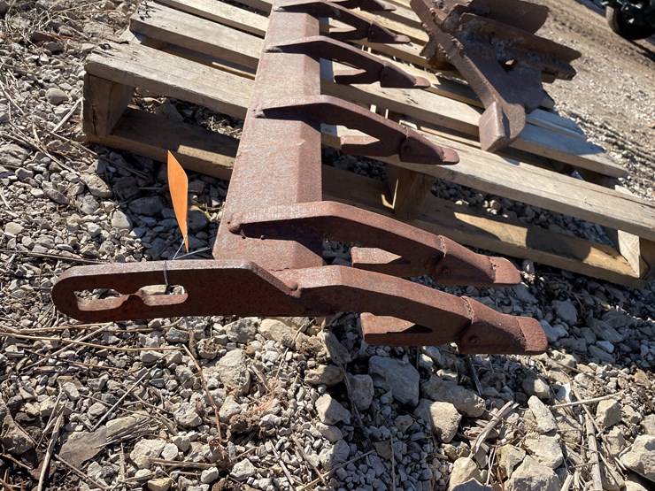 #6089-•-bucket-tooth-bar-and-ripper-attachment-image-2