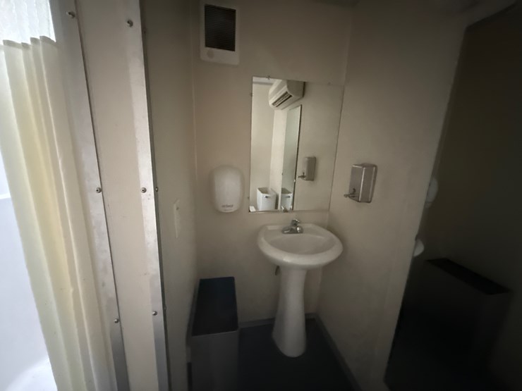 #38234-•-2012-comforts-of-home-22'-t/a-(3)-stall-mobile-shower-&-bathroom-4c9tn2225cm081303-inv#-38234-image-24