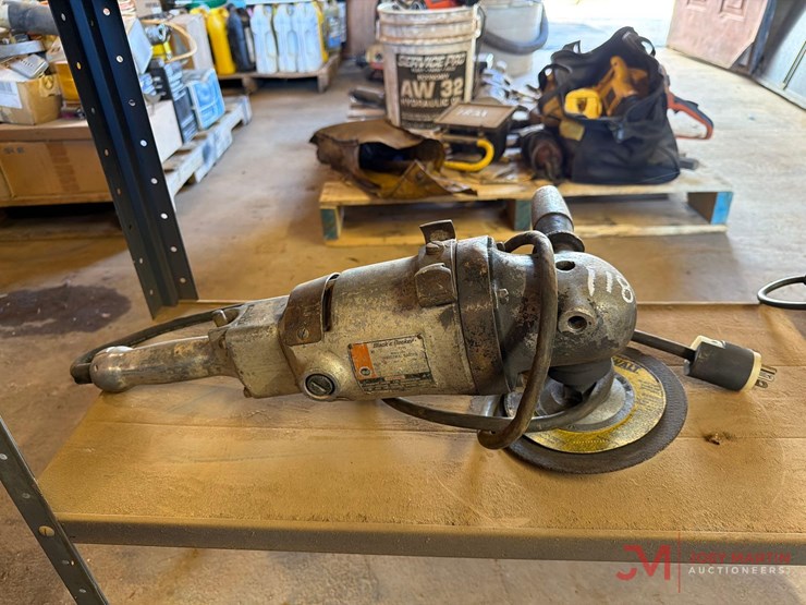 black-&-decker-electric-heavy-duty-industrial-angle-grinder-image-1