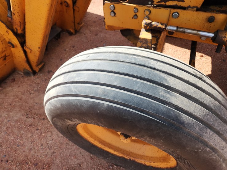 case-380-roadrunner-tractor-with-case-436-loader-image-23