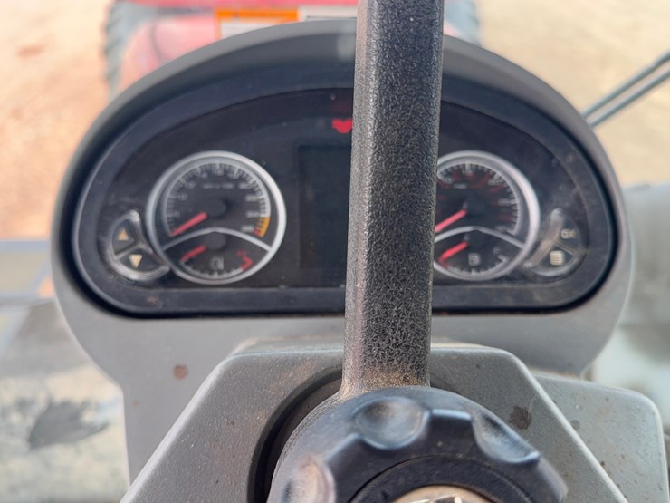 2017-versatile-375-tractor-image-24