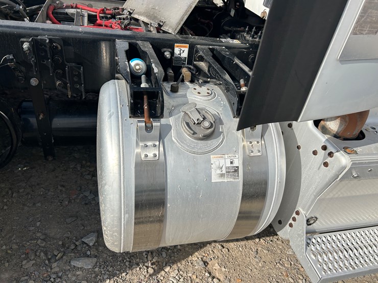 2016-peterbilt-579-image-17