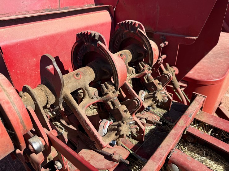 new-holland-275-image-11