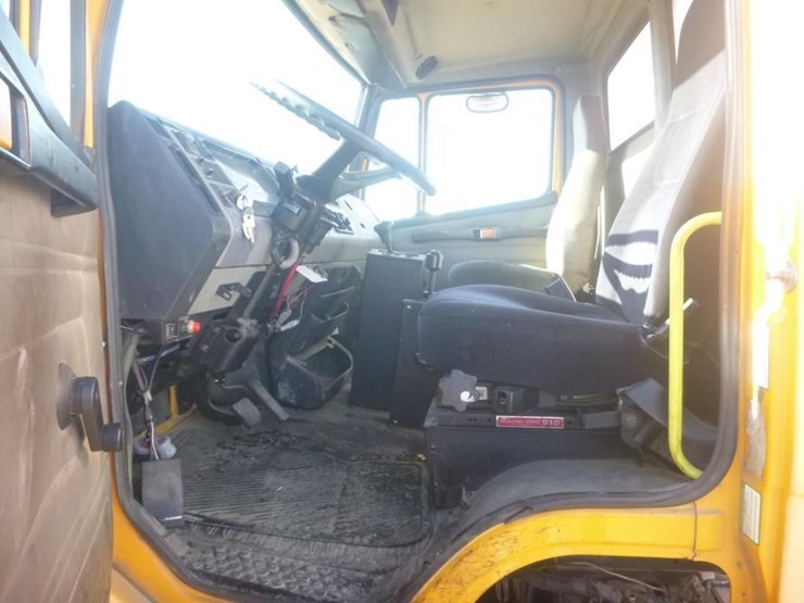 2004-freightliner-fl70-image-15