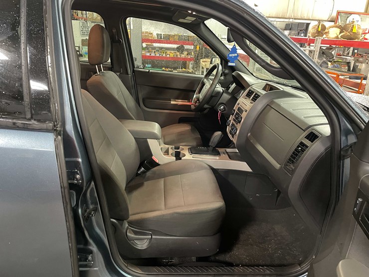 2011-ford-escape-image-24