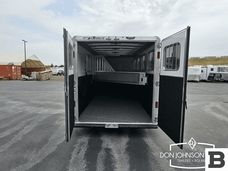 2024-featherlite-9600-74pt-4-h-gooseneck-horse-trailer-image-9