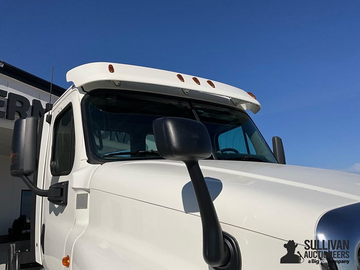 2018-freightliner-cascadia-125-image-19