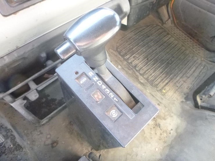 2004-freightliner-fl70-image-17