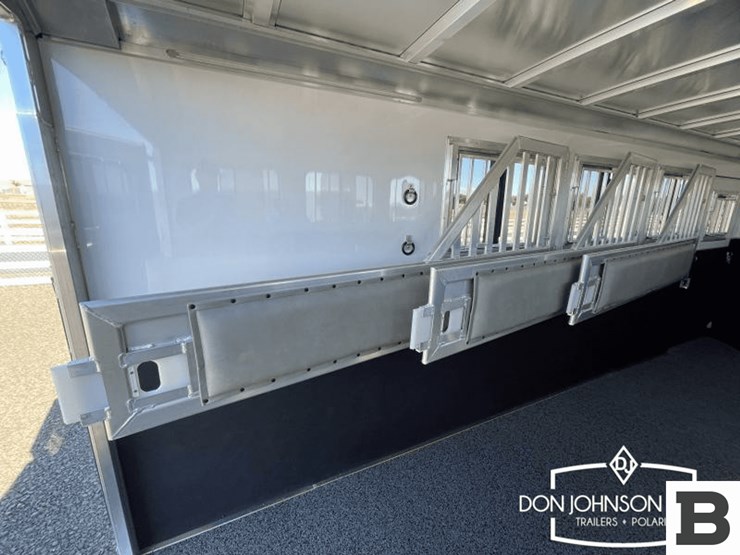 2024-featherlite-9400-74pt-4-h-horse-trailer-image-17