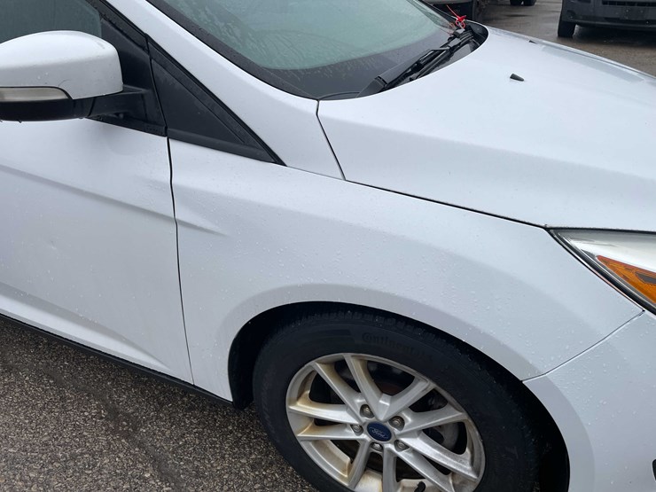 #1428-•-2015-white-ford-focus-se-sedan-(has-wi-title)-image-15