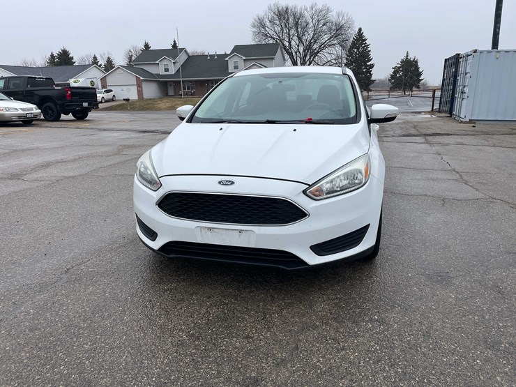 #1428-•-2015-white-ford-focus-se-sedan-(has-wi-title)-image-2