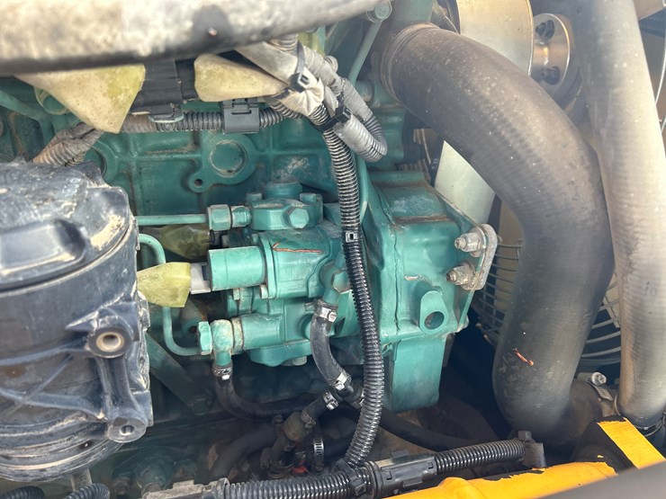 2012-volvo-bl70b-image-78