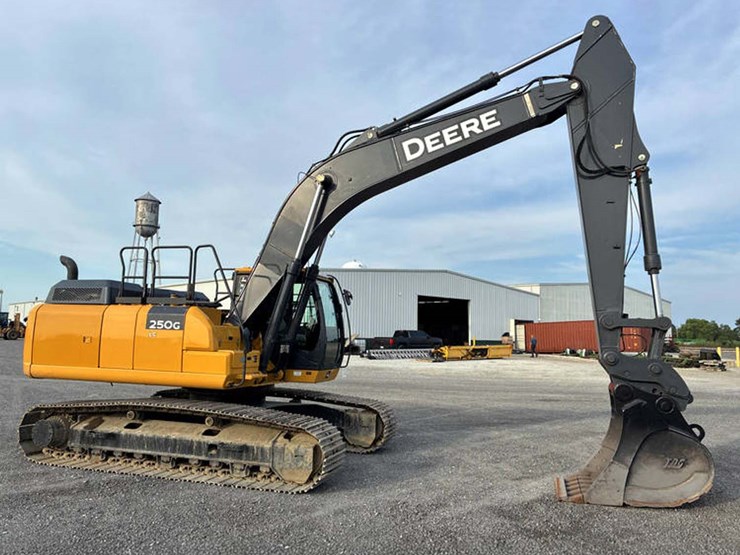 2021-deere-250g-lc-image-1