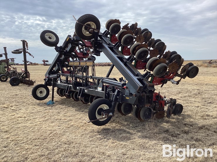 strip-cat-16r30-strip-till-machine-image-1