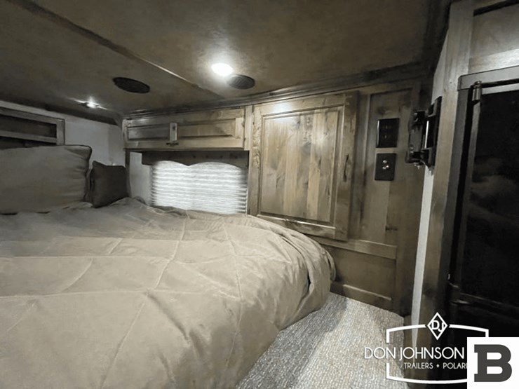 2024-trails-west-classic-lq-4-h-horse-trailer-image-23