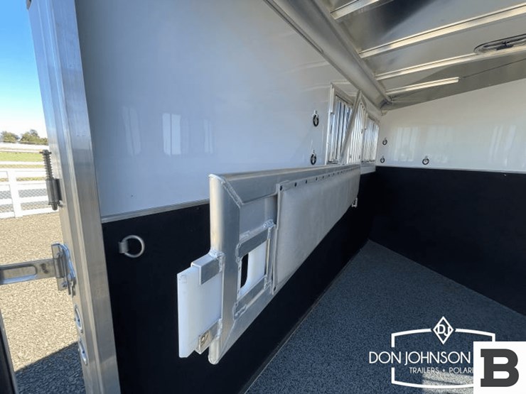 2025-featherlite-9400-72pt-2-horse-horse-trailer-image-15