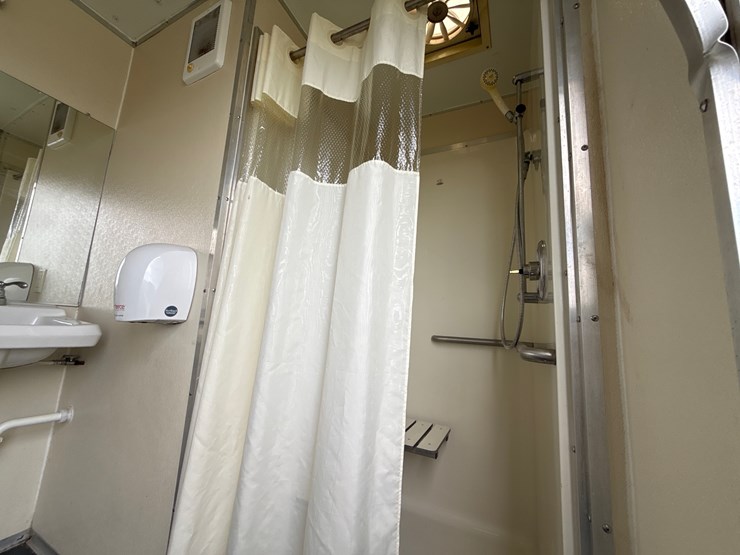 #38234-•-2012-comforts-of-home-22'-t/a-(3)-stall-mobile-shower-&-bathroom-4c9tn2225cm081303-inv#-38234-image-37