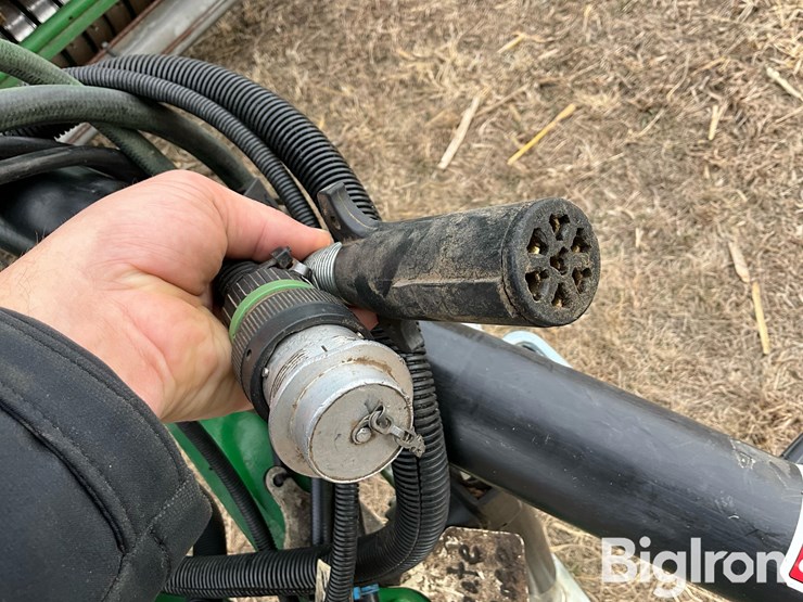 2010-john-deere-568-image-12