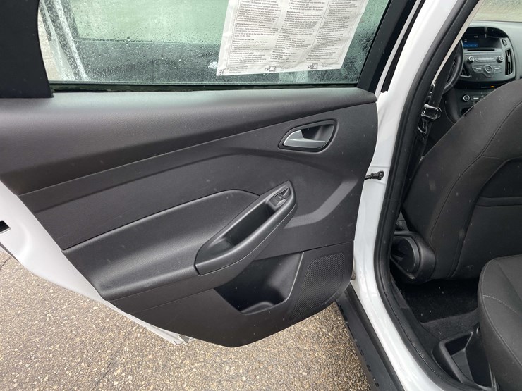 #1428-•-2015-white-ford-focus-se-sedan-(has-wi-title)-image-42