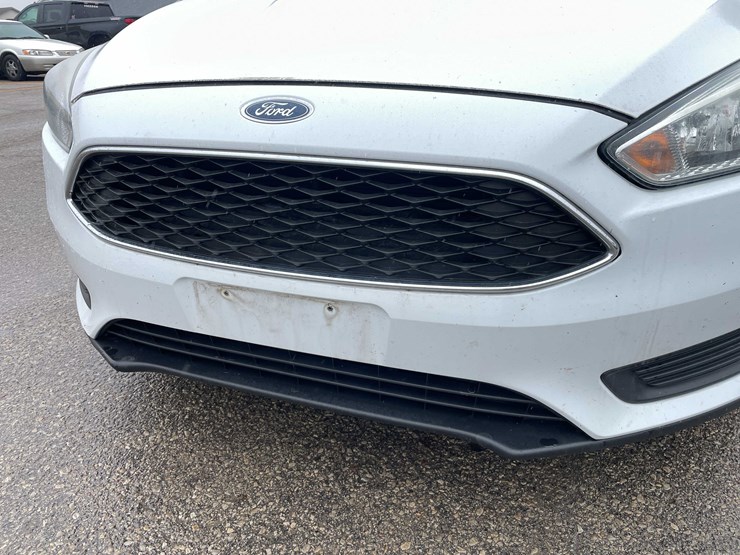 #1428-•-2015-white-ford-focus-se-sedan-(has-wi-title)-image-11