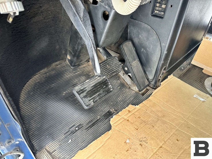 1999-freightliner-fld120-image-81