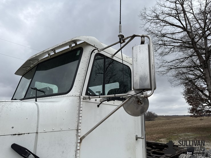 1996-freightliner-fld112-image-13