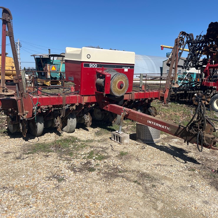 #5081 • 6 Row 900 Cyclo Air Planter