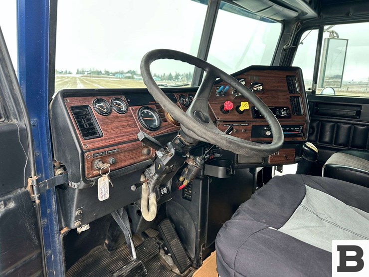 1999-freightliner-fld120-image-80