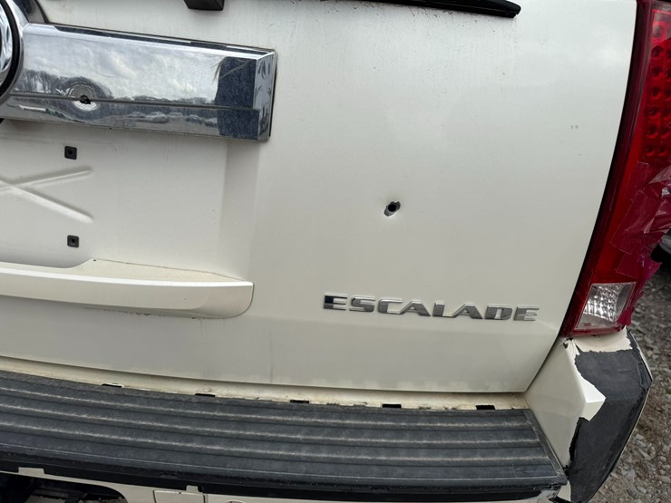 2011-cadillac-escalade-image-11