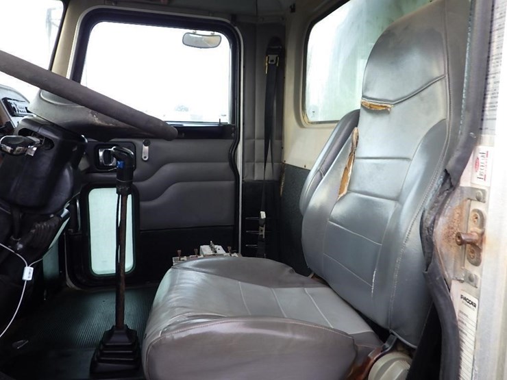 2007-peterbilt-335-image-22