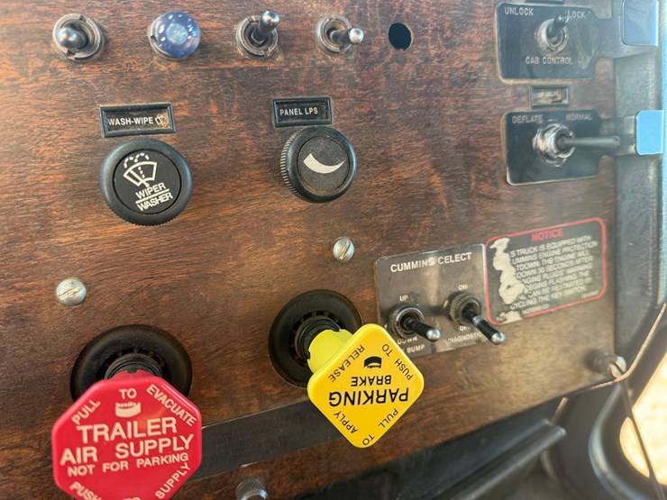 1993-peterbilt-377-image-75