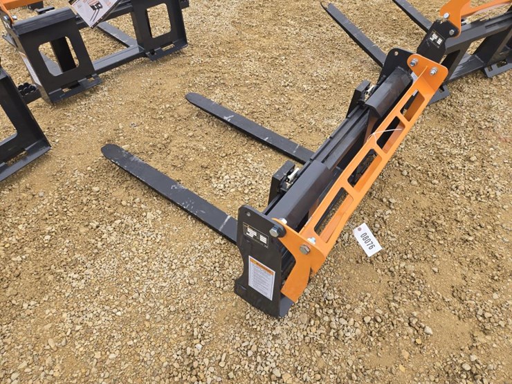 #8076-•-new-skid-steer-pallet-forks--4000-lb-rating-image-2