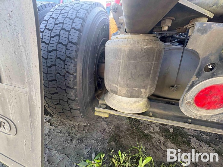 2005-freightliner-m2-106-image-11