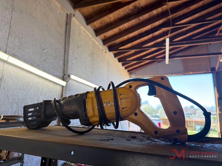 dewalt-dwe304-electric-reciprocating-saw-image-2