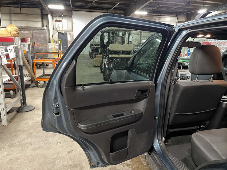 2011-ford-escape-image-29