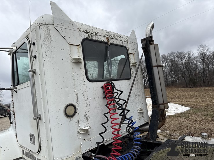 1996-freightliner-fld112-image-9