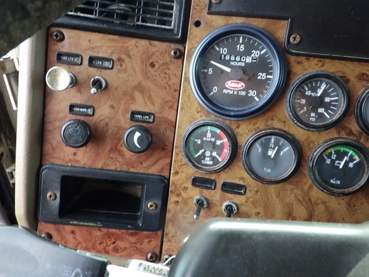 2007-peterbilt-335-image-25