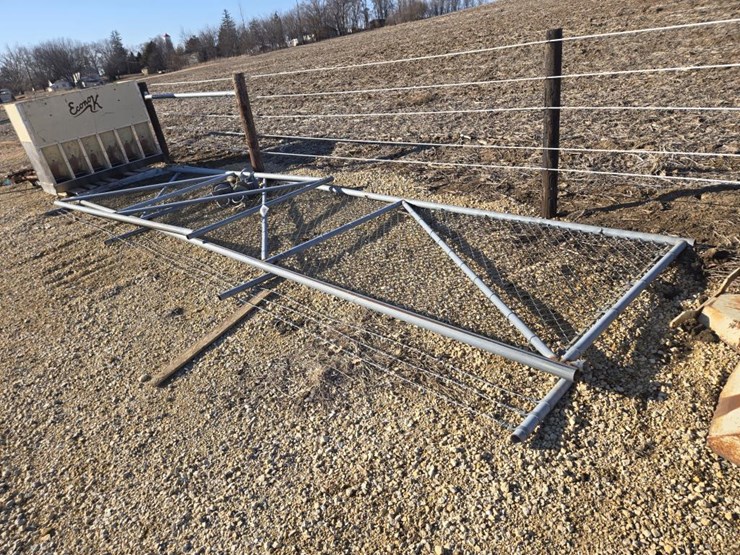 #8062-•-32'-galvanized-chain-link-rolling-gate-w/-rollers-image-1