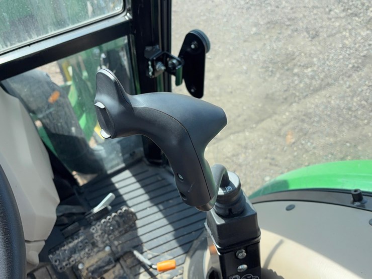2023-john-deere-5060e-image-36