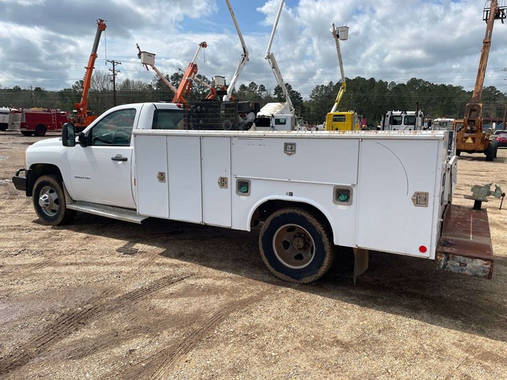 2010-chevrolet-silverado-3500-image-2