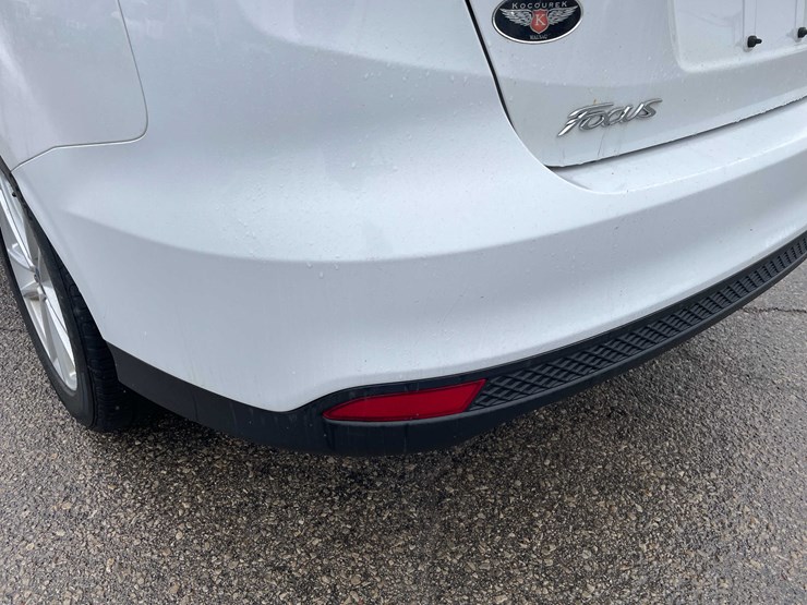 #1428-•-2015-white-ford-focus-se-sedan-(has-wi-title)-image-24