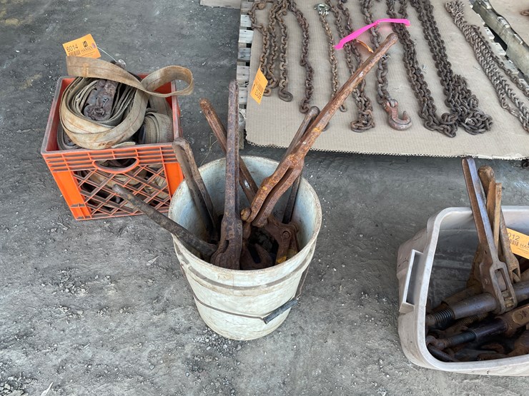 #6013-•-bucket-of-various-size-snap-binders-image-1