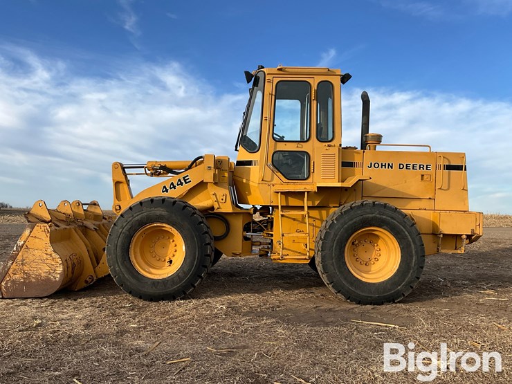 1992-deere-444e-image-8