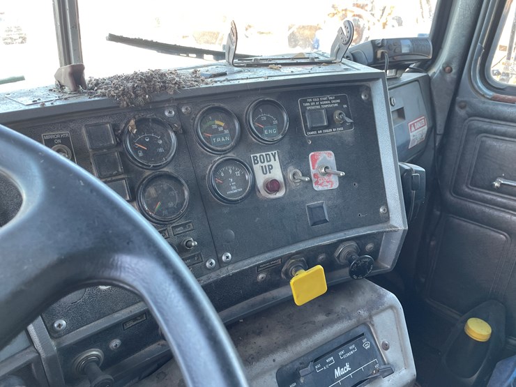 1993-mack-dm690s-image-39