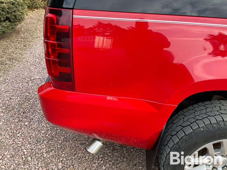 2012-chevrolet-suburban-1500-image-19