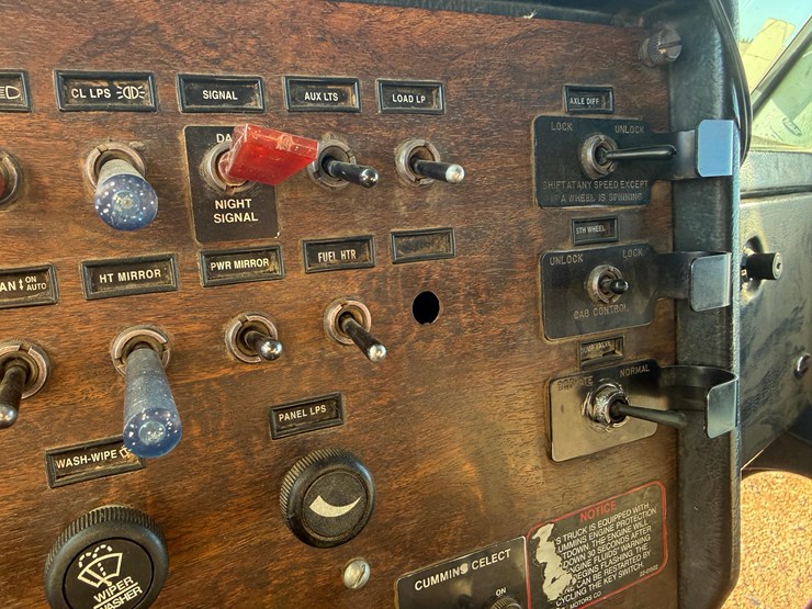 1993-peterbilt-377-image-24