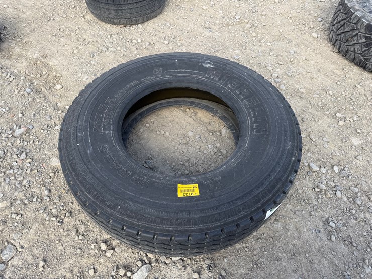 #9733-•-12r22.5-tire-inv#-9733-image-4