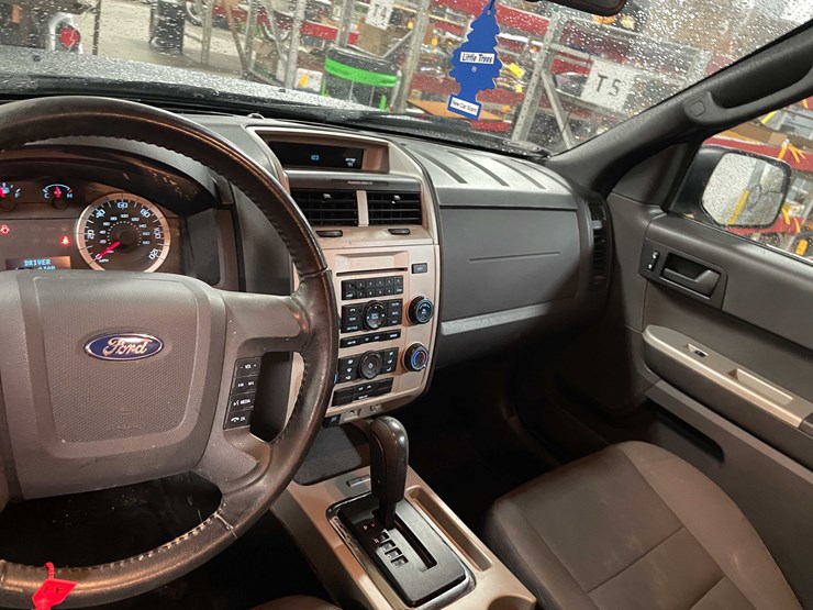 2011-ford-escape-image-15