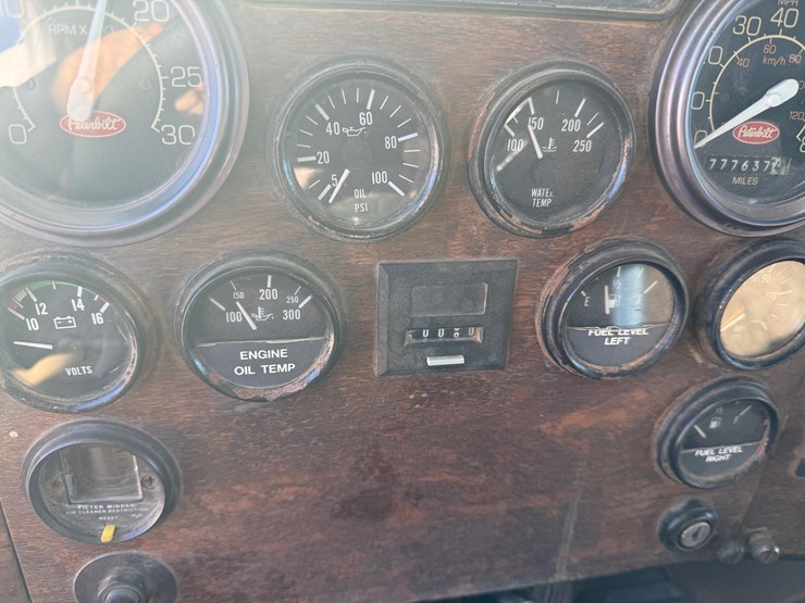 1993-peterbilt-377-image-30