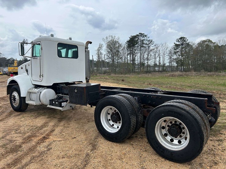 2001-peterbilt-330-image-5